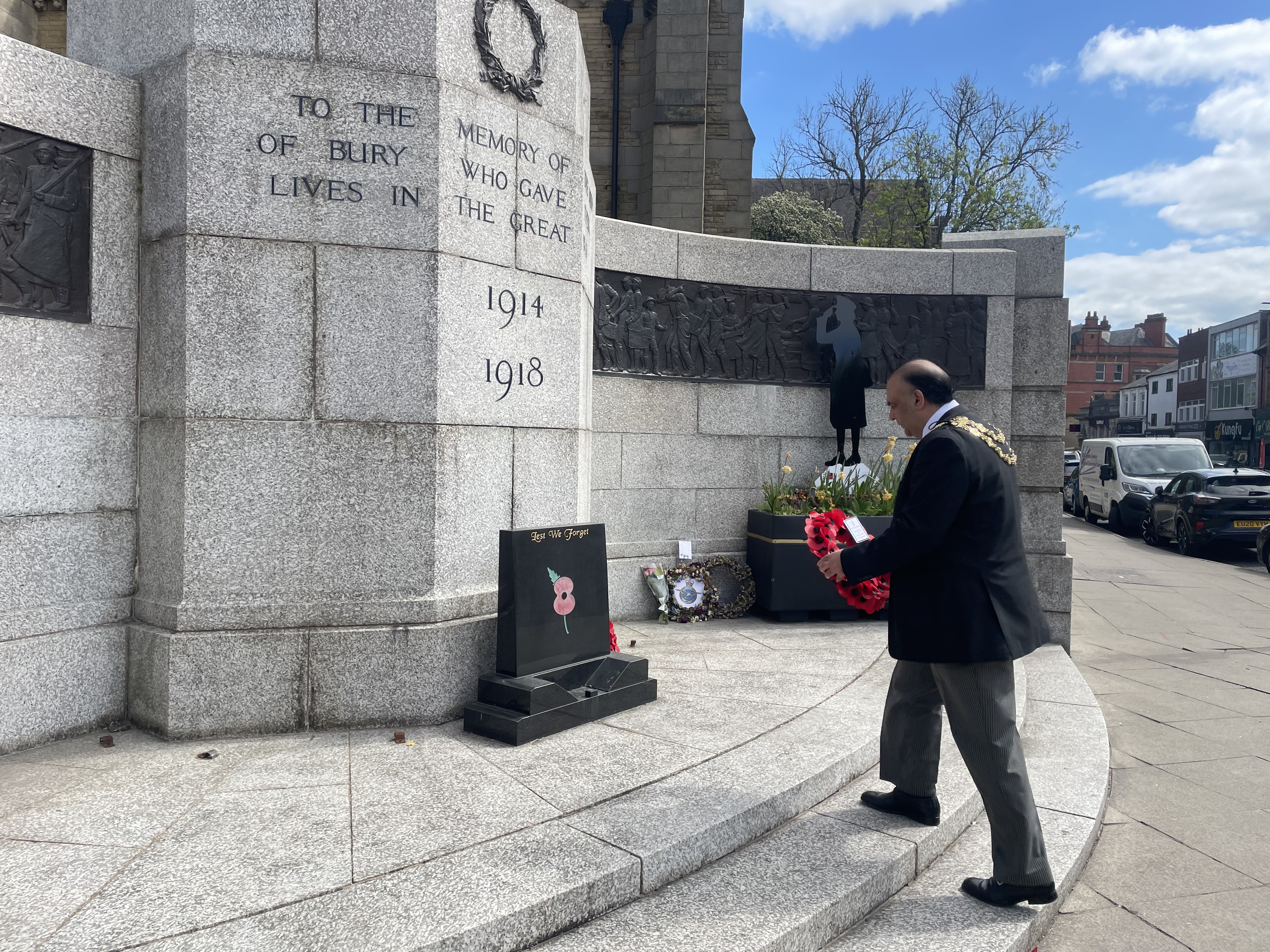 Mayor laying a wreathe