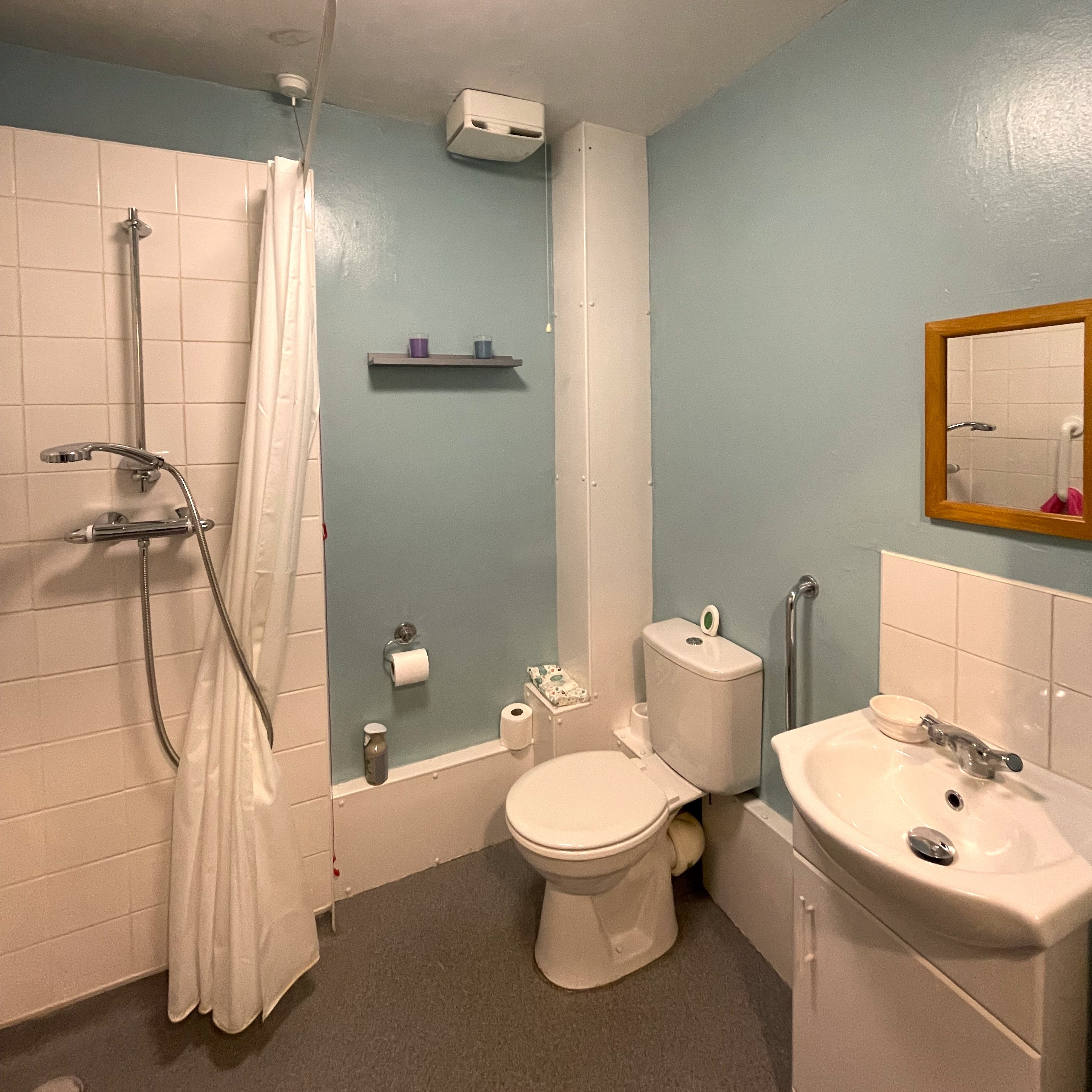 1-Bed Flat Bathroom 