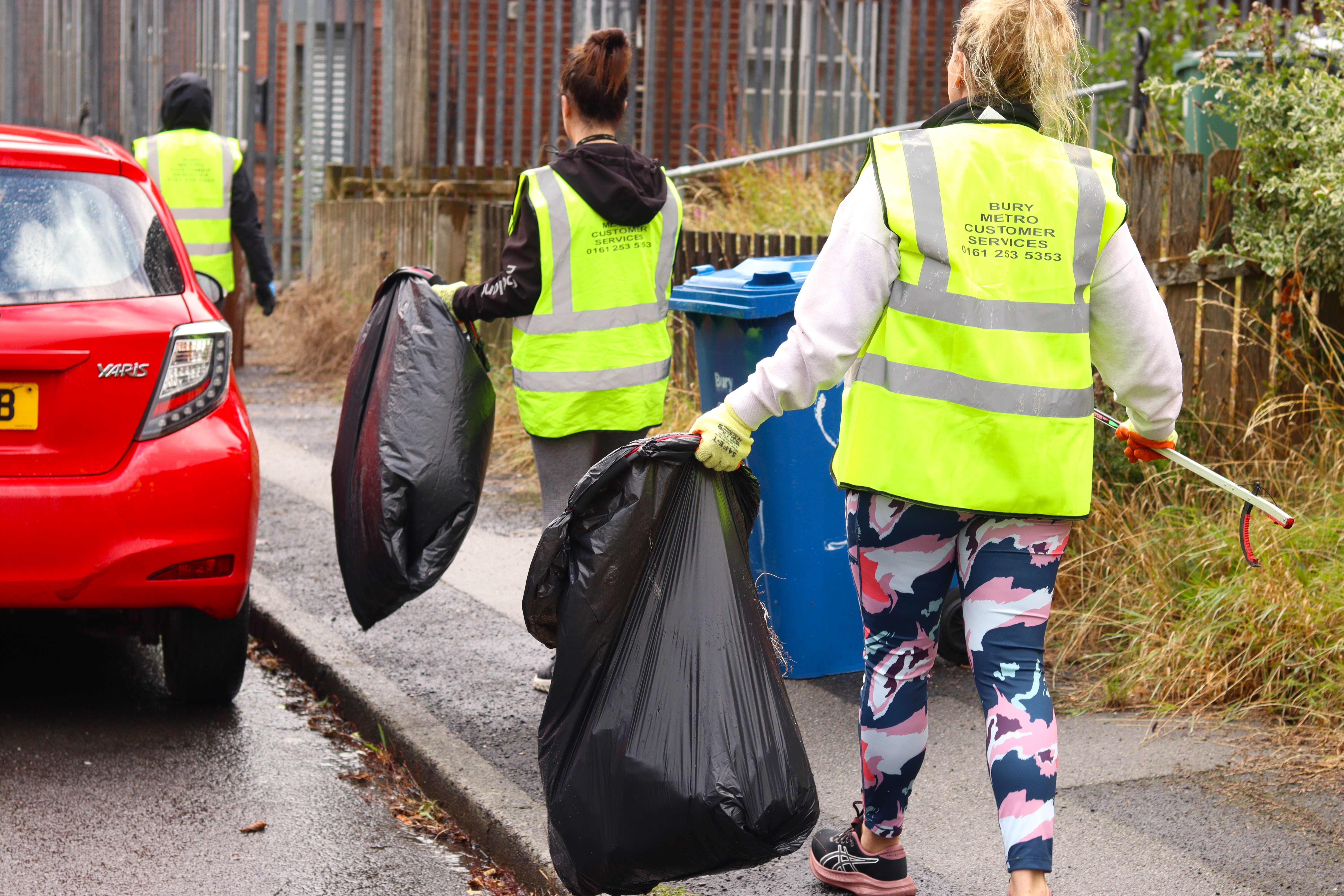 volunteers helping litter pick 