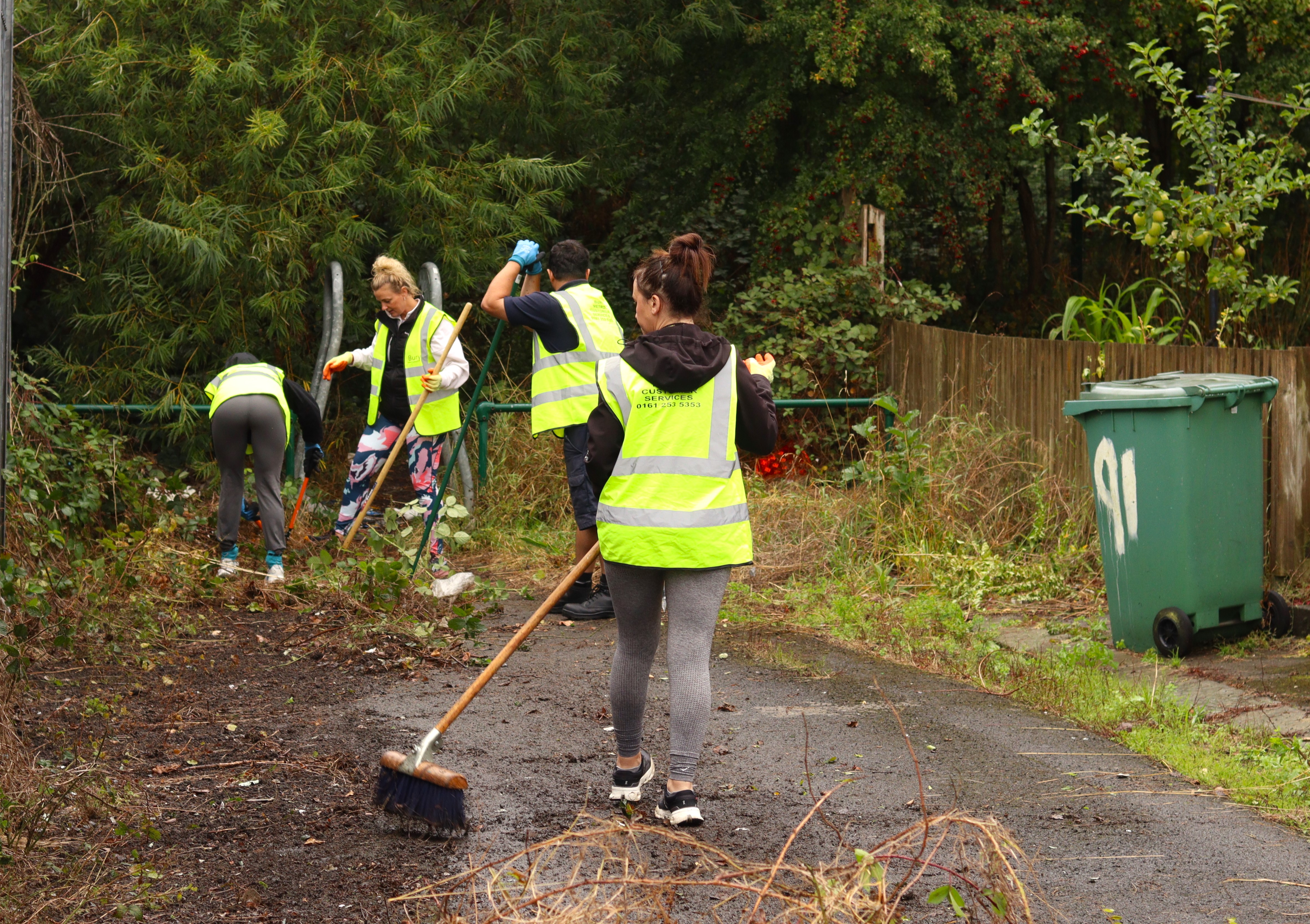 volunteers helping litter pick 