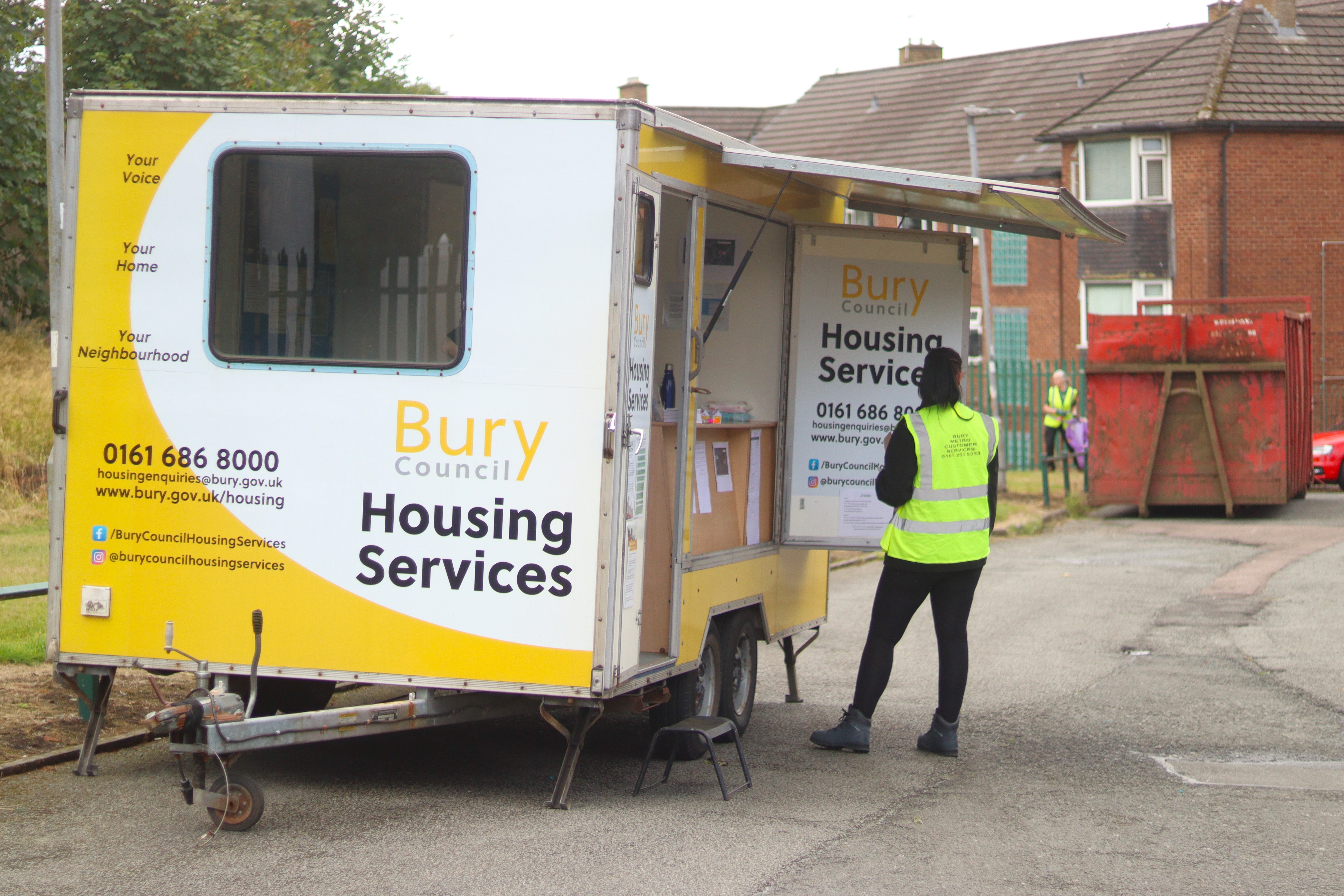Housing trailer and skip