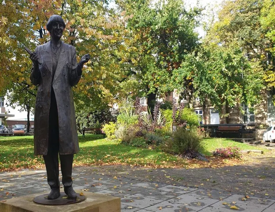 Victoria Wood statue